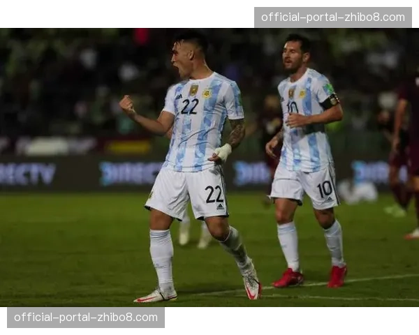 终场哨响，洛里昂球员相拥庆祝保级关键一分