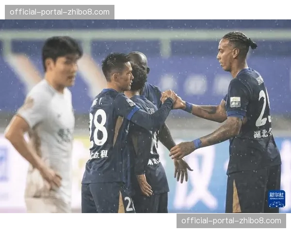 武汉三镇2-0战胜浙江俱乐部绿城，卡迪斯头球破门贝维斯建功